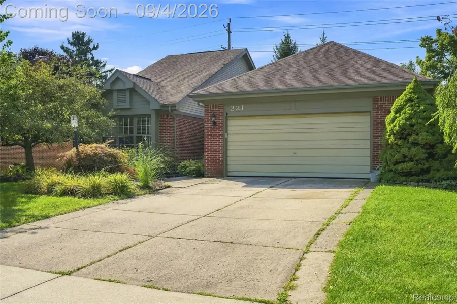 221 Sandalwood Drive, Rochester Hills, MI 48307 - #2