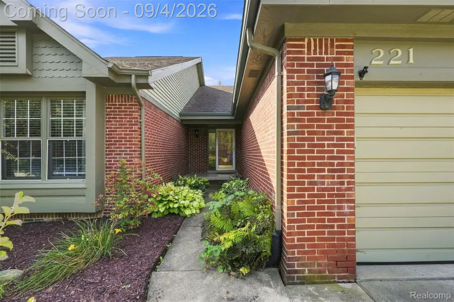 221 Sandalwood Drive, Rochester Hills, MI 48307 - #3