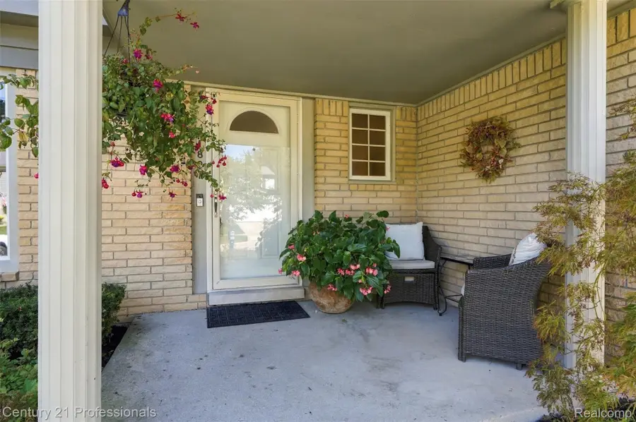 41827 Ridge Road E, Novi, MI 48375 - #3