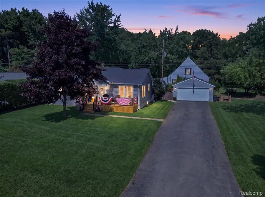 5508 Clinton River Drive, Waterford, MI 48327 - #2