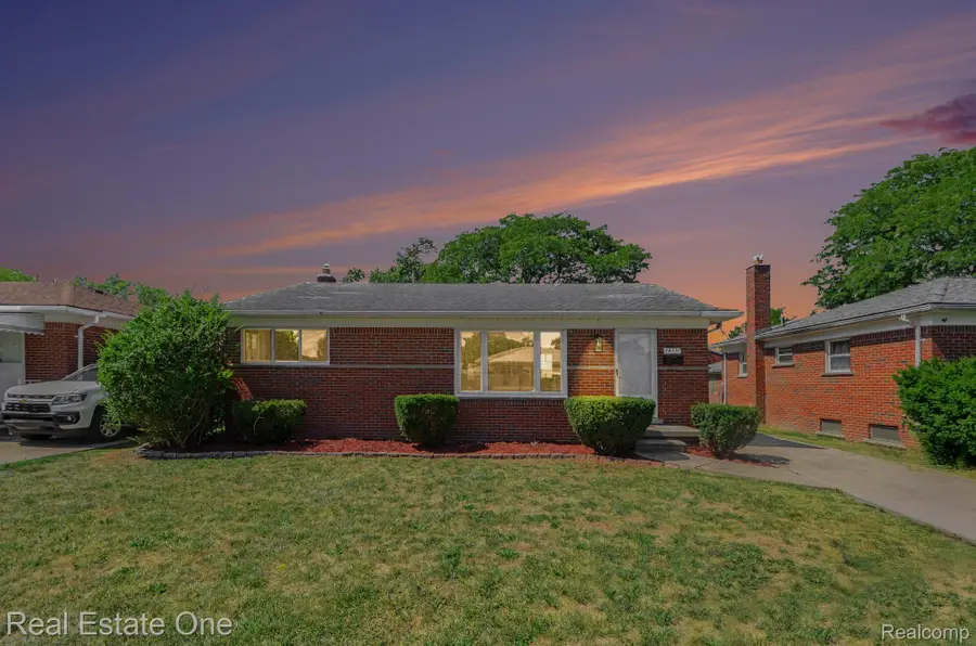 24337 Courtland Avenue, Eastpointe, MI 48021 - #2