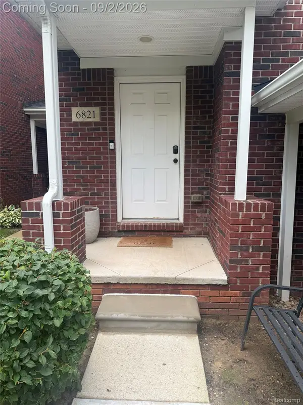6821 Boulder Pointe Dr, Washington, MI 48094