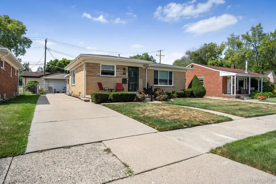8233 N Evangeline Street, Dearborn Heights, MI 48127 - #2