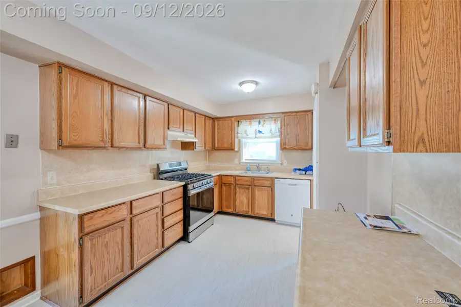 32600 W Chicago Street, Livonia, MI 48150 - #2