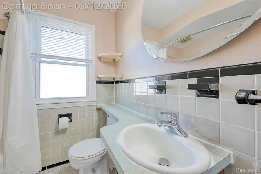 32600 W Chicago Street, Livonia, MI 48150 - #3