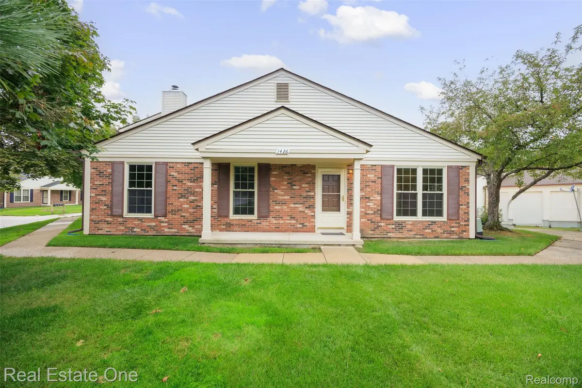1426 Dover Hill S, Walled Lake, MI 48390 - #1