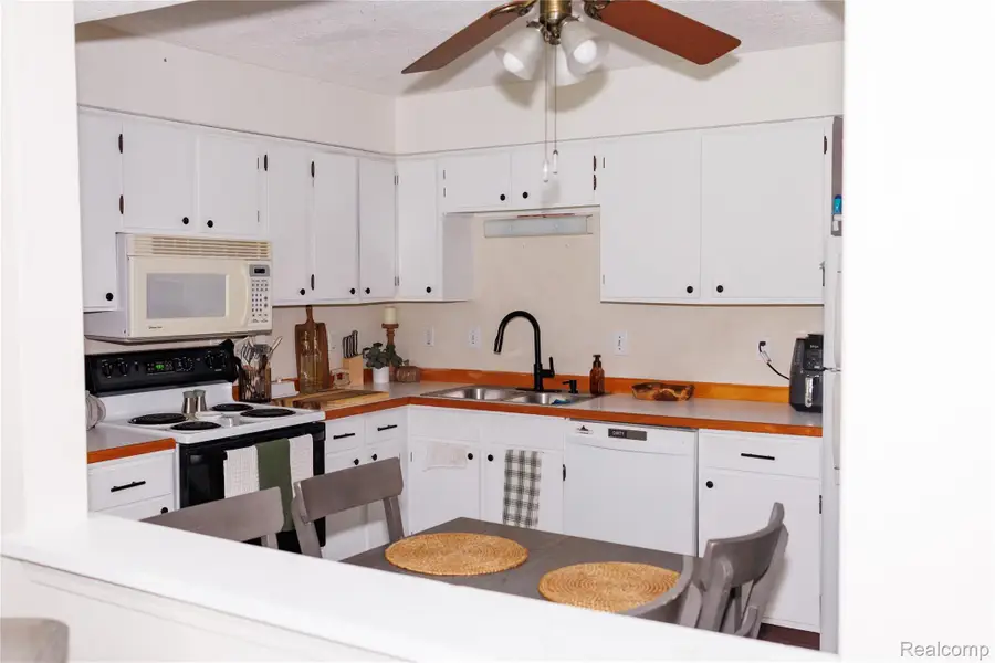 2137 Village West Drive S, Lapeer, MI 48446 - #2