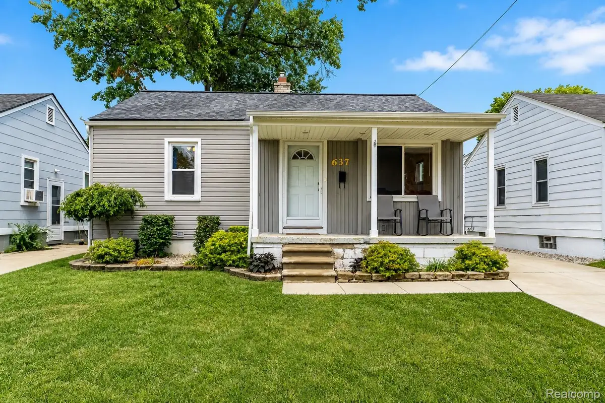 637 E Coy Avenue, Hazel Park, MI 48030 - #1
