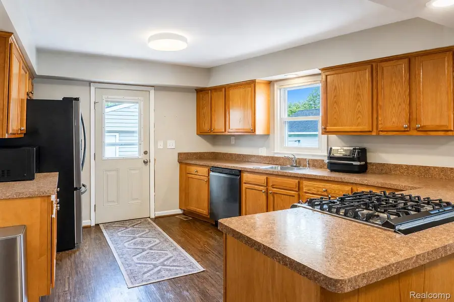 637 E Coy Avenue, Hazel Park, MI 48030 - #3