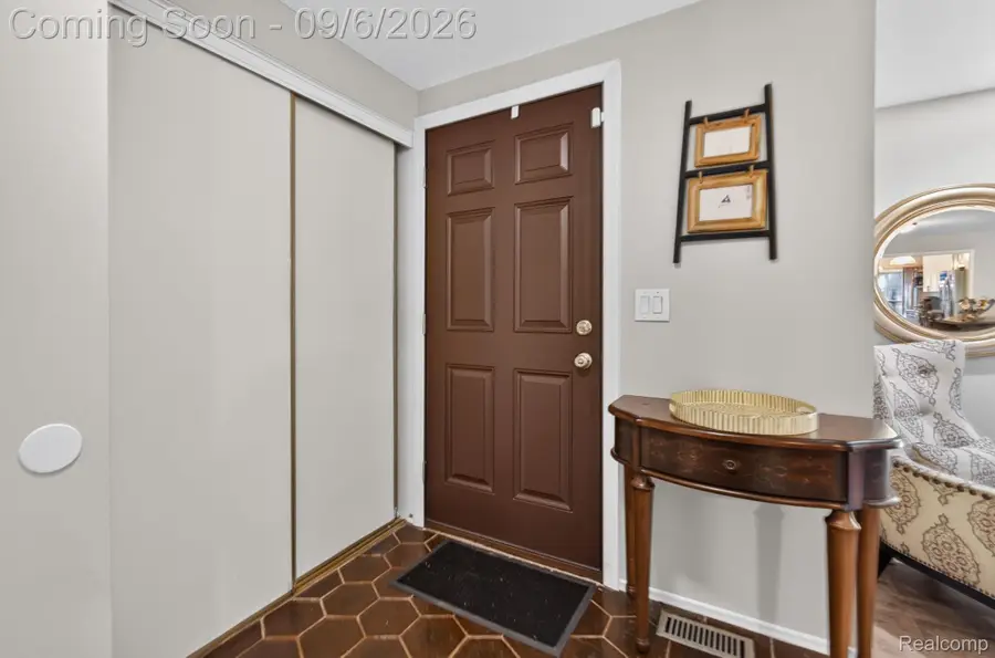 25184 Maplebrooke Drive, Southfield, MI 48033 - #3