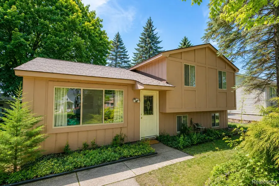 4510 Bethune Court, West Bloomfield, MI 48323 - #2