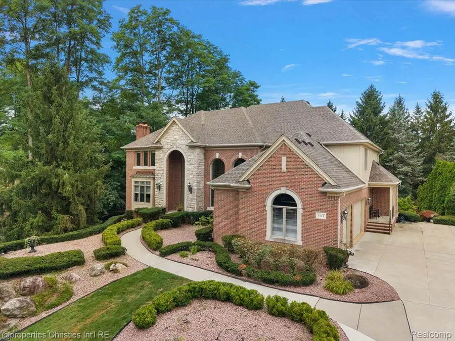5173 Serena Dr, Troy, MI 48098 - #2