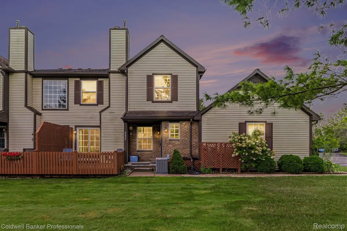 237 Barrington Circle, Orion, MI 48360 - #1