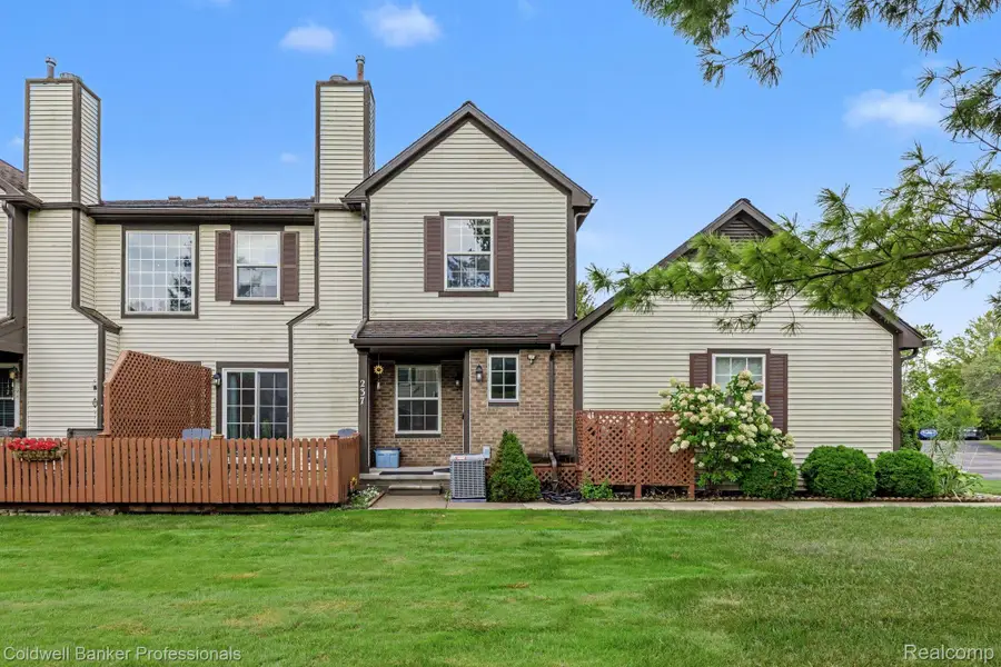 237 Barrington Circle, Orion, MI 48360 - #2