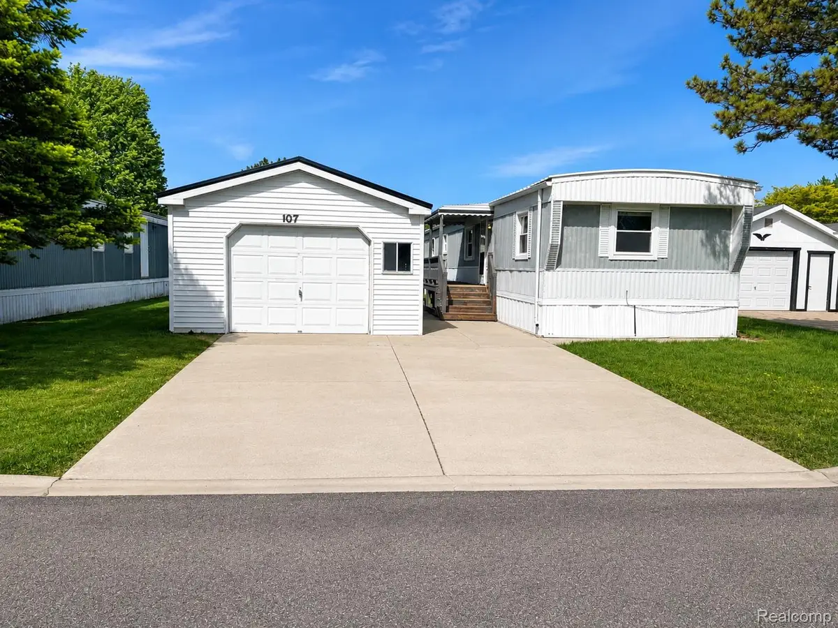 107 Foxpointe Ct, Flint, MI 48473 - #1