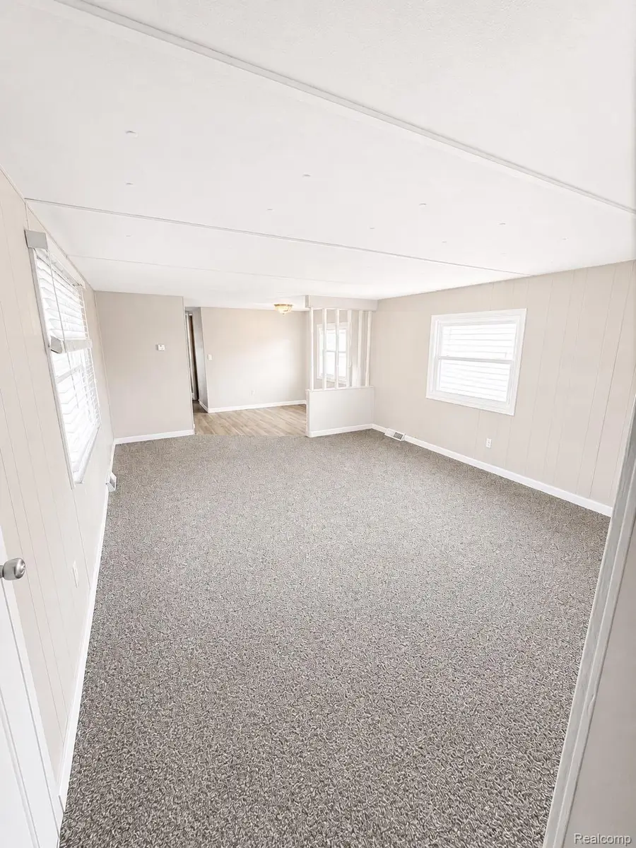 107 Foxpointe Ct, Flint, MI 48473 - #2