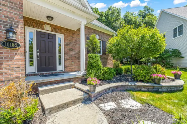 10182 Edgewood Drive, GrandBlanc, MI 48439