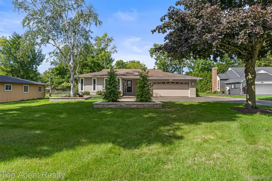 6654 Orion Road, Rochester Hills, MI 48306 - #3