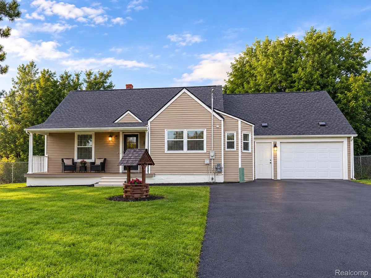 1025 E Mandeville Street, Burton, MI 48529 - #1