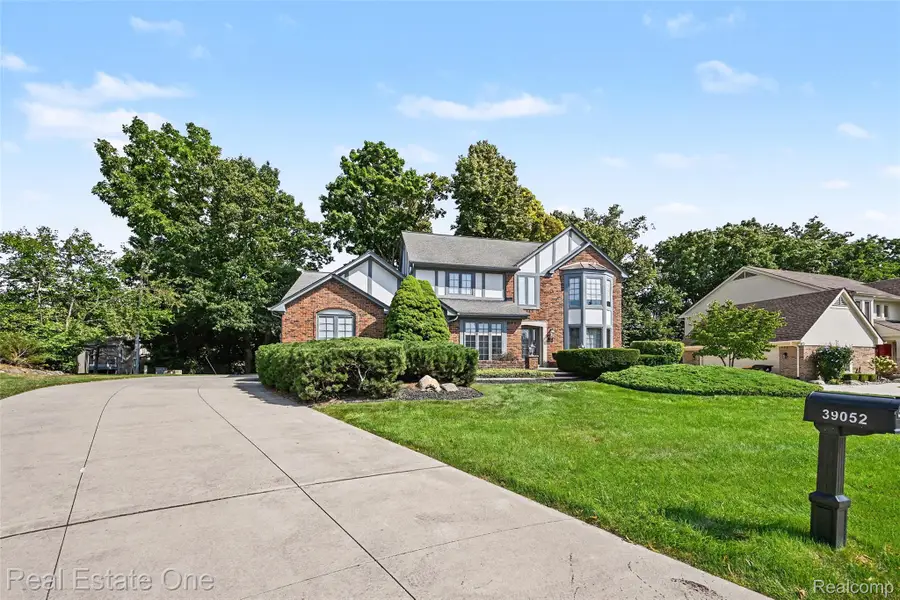 39052 Plumbrook Drive, Farmington Hills, MI 48331 - #2