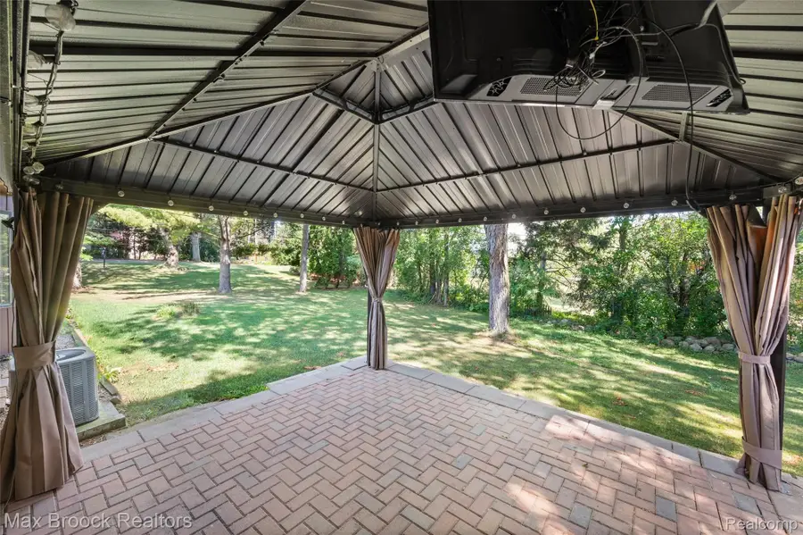31034 Berryhill Street, Farmington, MI 48331 - #3