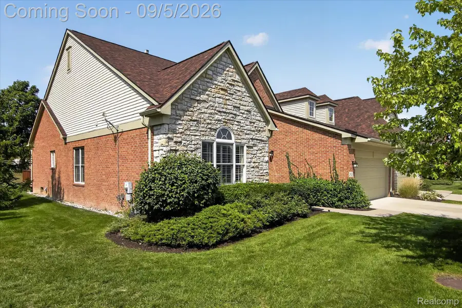 26121 Valhalla Drive, Farmington Hills, MI 48331 - #2