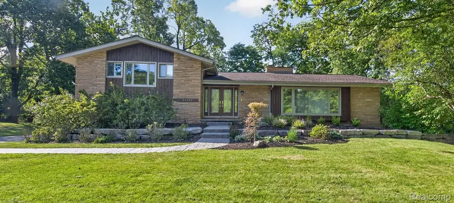 34135 Brittany Drive, Farmington Hills, MI 48335 - #2
