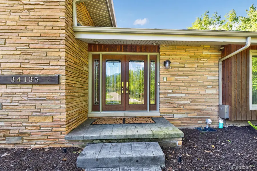 34135 Brittany Drive, Farmington Hills, MI 48335 - #3