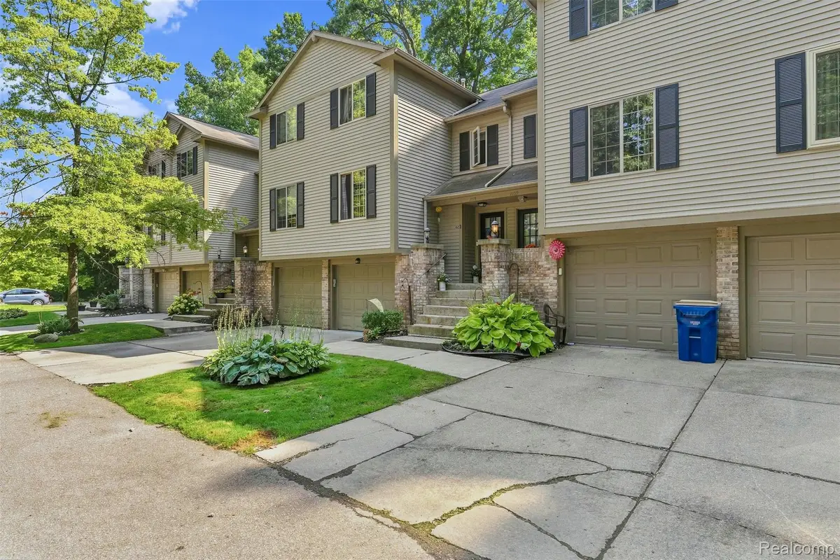 7109 Colonial Oaks Drive, Waterford, MI 48327 - #1