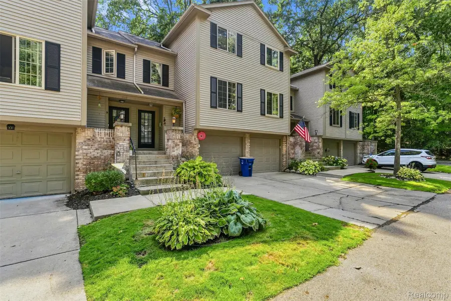 7109 Colonial Oaks Drive, Waterford, MI 48327 - #3