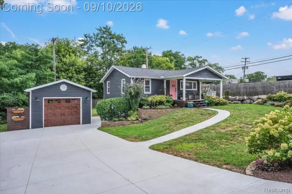 2131 Beechmont Street, KeegoHarbor, MI 48320