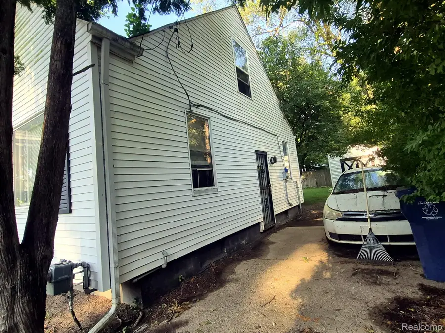 955 Salisbury Avenue, Flint, MI 48532 - #3