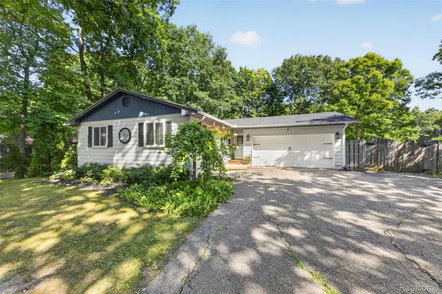 1537 Odette, Hartland, MI 48353 - #2