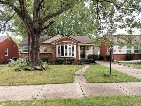 8255 W Parkway Street, Redford, MI 48239