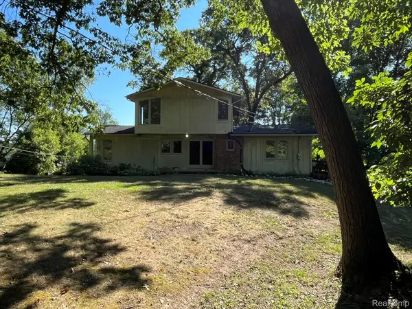430 Sunset, WhiteLake, MI 48383
