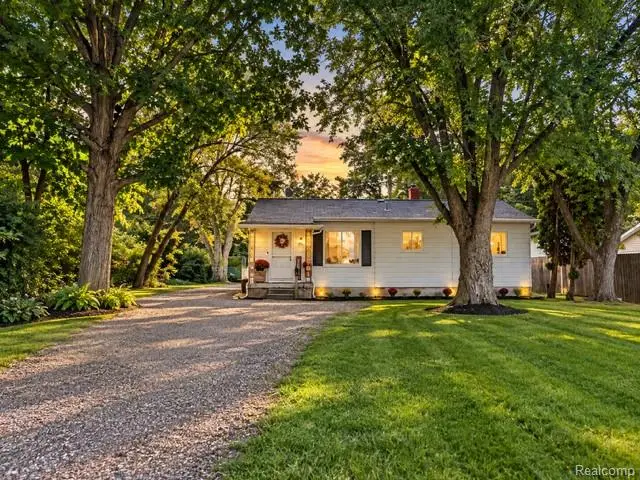 3131 W Maple Avenue, Flint, MI 48507 - #1
