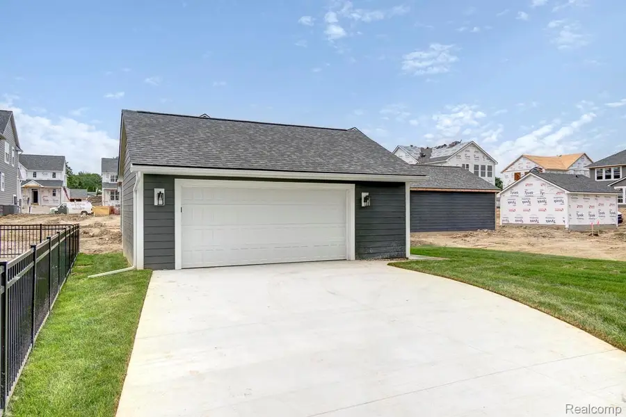 750 Schalm Dr, Clawson, MI 48017 - #3
