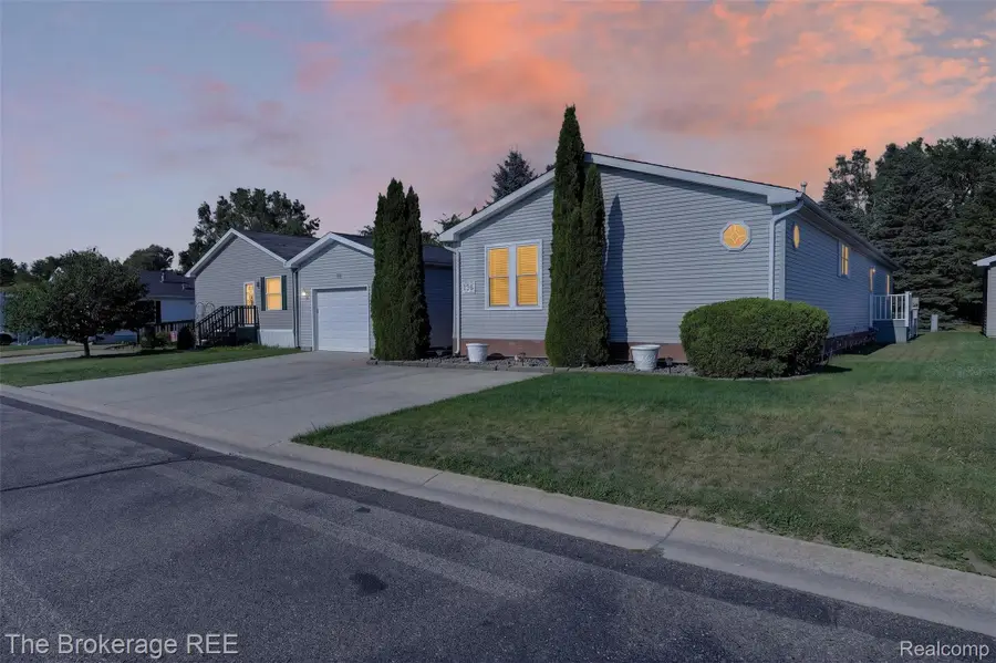 129 Ashley Circle, Swartz Creek, MI 48473 - #2