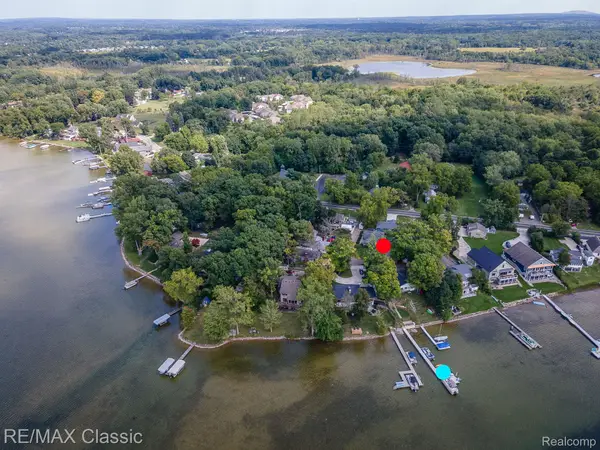 619 E Shore Drive, WhitmoreLake, MI 48189