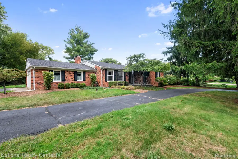2074 Pear Tree Lane, Oakland, MI 48363 - #2