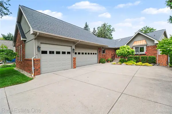 4548 S Shore Street, Waterford, MI 48328