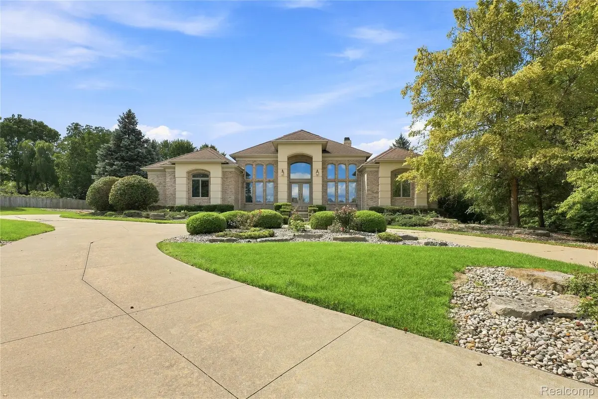2566 Lakeside Court, Flushing, MI 48433 - #1