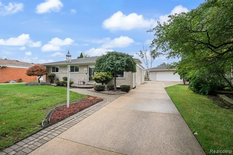 34114 Preston Drive, Sterling Heights, MI 48312 - #2