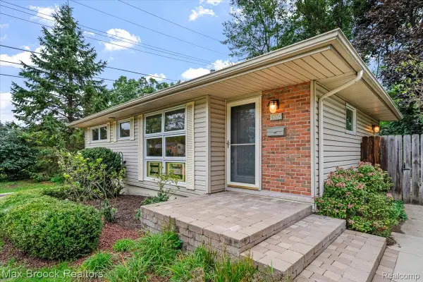 1330 N Oak Street, Rochester, MI 48307