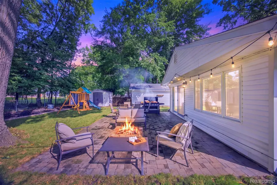 18329 Norwich Road, Livonia, MI 48152 - #3