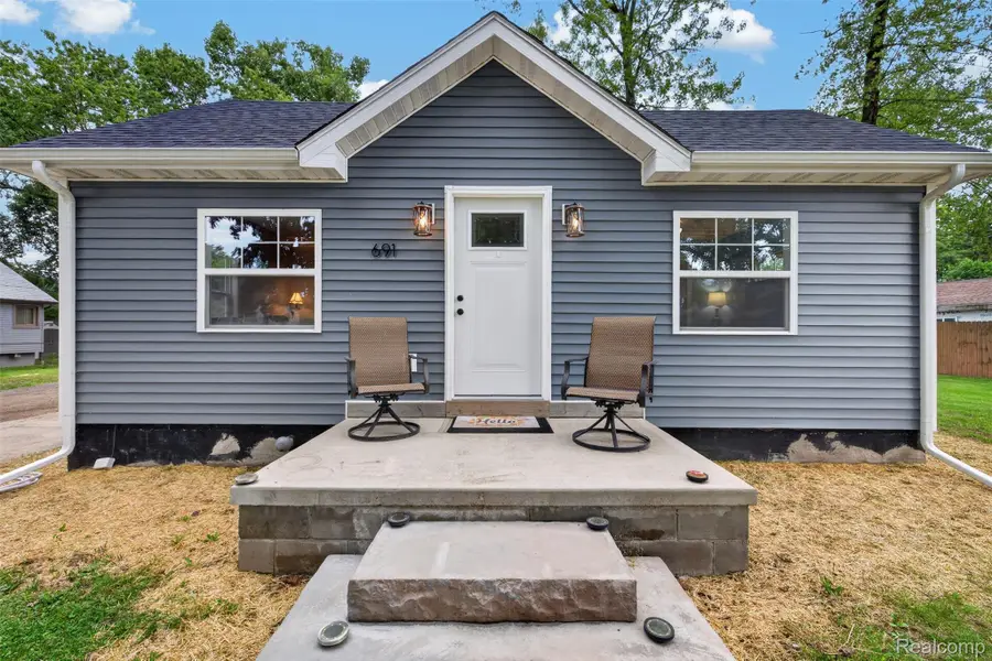 691 E Tennyson Avenue, Pontiac, MI 48340 - #2