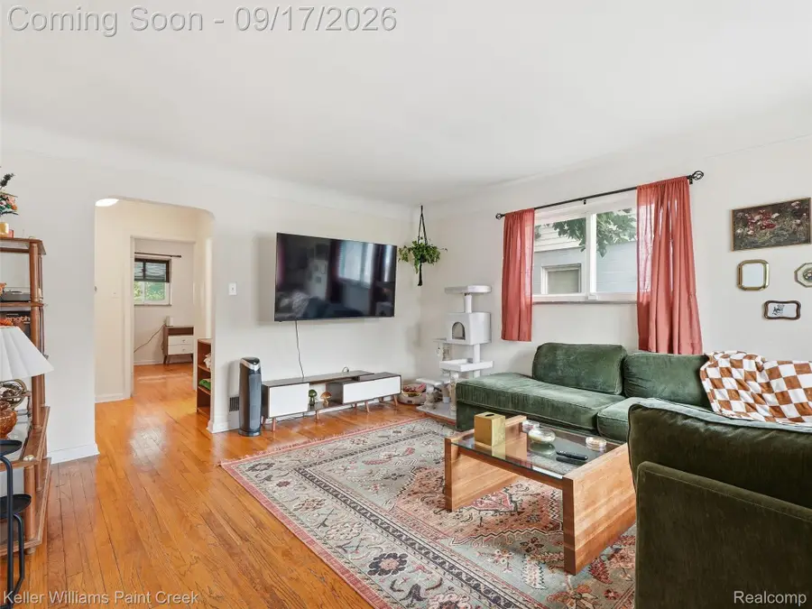 550 E Muir Avenue, Hazel Park, MI 48030 - #3