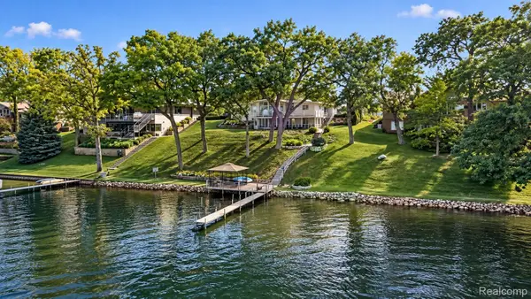 1879 Long Pointe Drive, BloomfieldHills, MI 48302