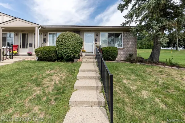 25142 Franklin Terrace #8, SouthLyon, MI 48178