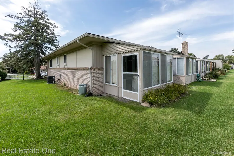 25142 Franklin Terrace #8, South Lyon, MI 48178 - #3